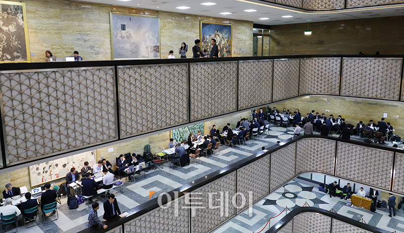 ▲국정감사 첫날인 10일 서울 여의도 국회에서 관계부처 공무원들이 국정감사 준비를 위해 분주히 움직이고 있다. 고이란 기자 photoeran@