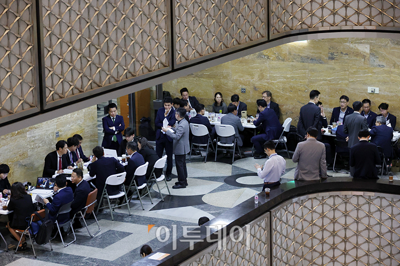 ▲국정감사 첫날인 10일 서울 여의도 국회에서 관계부처 공무원들이 국정감사 준비를 위해 분주히 움직이고 있다. 고이란 기자 photoeran@