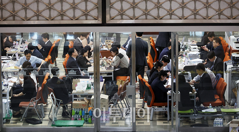 ▲국정감사 첫날인 10일 서울 여의도 국회에서 관계부처 공무원들이 국정감사 준비를 위해 분주히 움직이고 있다. 고이란 기자 photoeran@