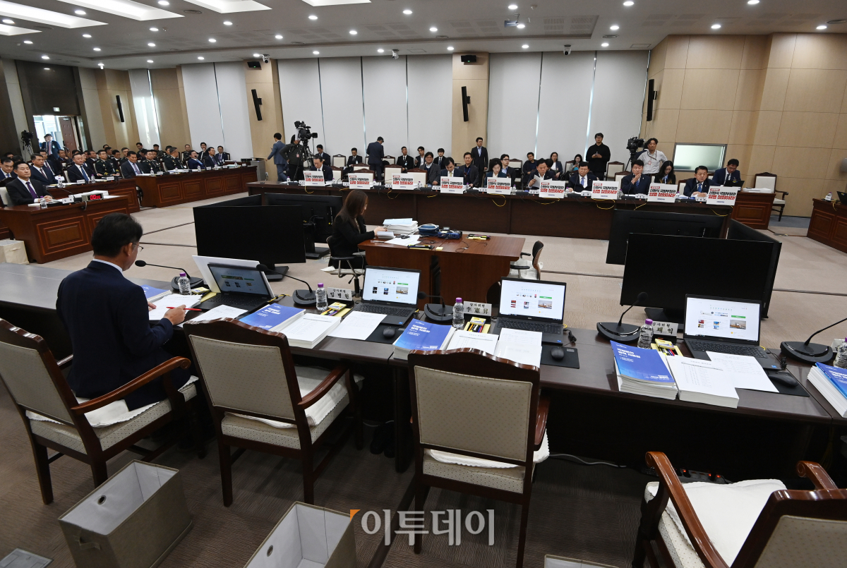 ▲2023 국정감사 첫날인 10일 오전 서울 용산구 국방부 청사에서 열린 국방위원회의 국방부 등에 대한 국정감사에서 더불어민주당 의원석에 ‘부적격 신원식 국방부 장관 임명 철회하라!’ 피켓이 붙자 이에 항의한 국민의힘 의원들이 불참해 국정감사가 시작되지 못하고 있다. 국회사진취재단