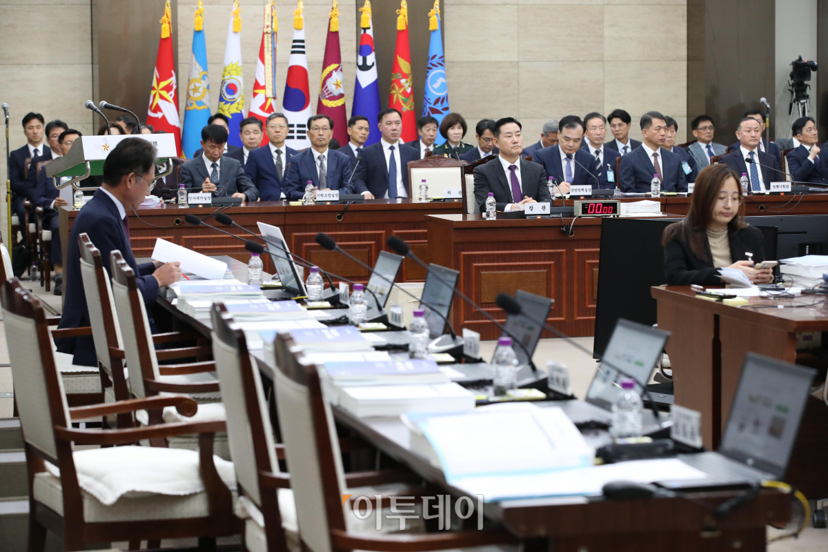 ▲2023 국정감사 첫날인 10일 오전 서울 용산구 국방부 청사에서 열린 국방위원회의 국방부 등에 대한 국정감사에서 더불어민주당 의원석에 ‘부적격 신원식 국방부 장관 임명 철회하라!’ 피켓이 붙자 이에 항의한 국민의힘 의원들이 불참해 국정감사가 시작되지 못하고 있다. 국회사진취재단