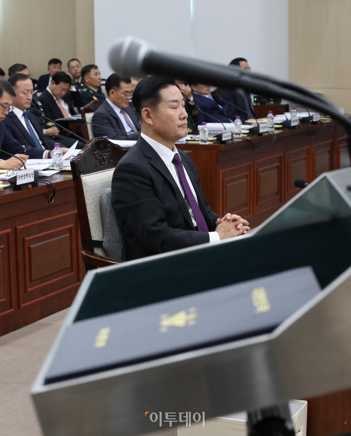 ▲2023 국정감사 첫 날인 10일 오전 서울 용산구 국방부 청사에서 열린 국회 국방위원회 국정감사에서 신원식 국방부장관이 눈을 감고 있다. 이날 국정감사는 더불어민주당 의원석에 ‘부적격 신원식 국방부 장관 임명 철회하라!’ 피켓이 붙자 이에 항의한 국민의힘 의원들이 불참해 오전 국정감사가 시작되지 못했다. 국회사진취재단