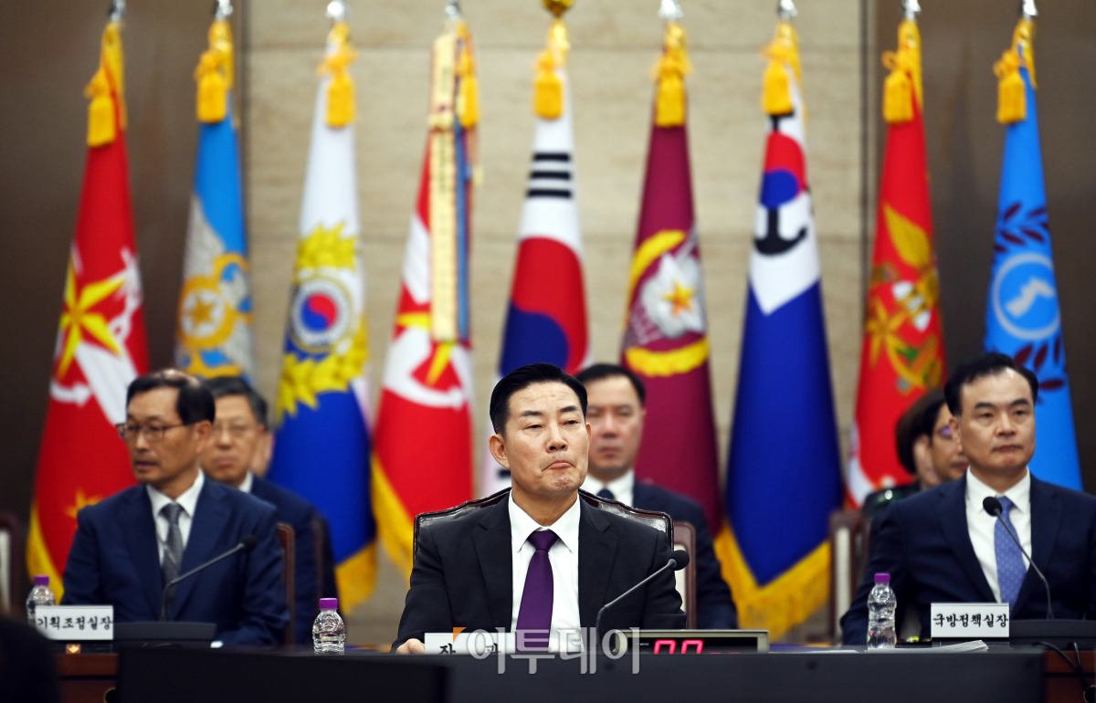 ▲신원식 국방부 장관이 10일 오전 서울 용산구 국방부에서 열린 국회 국방위원회 국정감사에 참석해 있다. 이날 국정감사는 더불어민주당 의원석에 ‘부적격 신원식 국방부 장관 임명 철회하라!’ 피켓이 붙자 이에 항의한 국민의힘 의원들이 불참해 오전 국정감사가 시작되지 못했다. 국회사진취재단