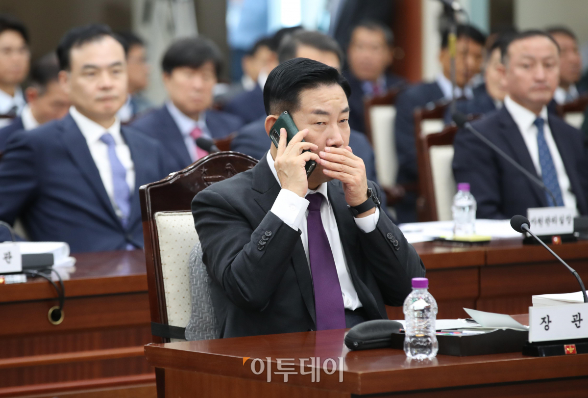 ▲2023 국정감사 첫 날인 10일 오전 서울 용산구 국방부 청사에서 열린 국회 국방위원회 국정감사에서 신원식 국방부장관이 통화를 하고 있다. 이날 국정감사는 더불어민주당 의원석에 ‘부적격 신원식 국방부 장관 임명 철회하라!’ 피켓이 붙자 이에 항의한 국민의힘 의원들이 불참해 오전 국정감사가 시작되지 못했다. 국회사진취재단