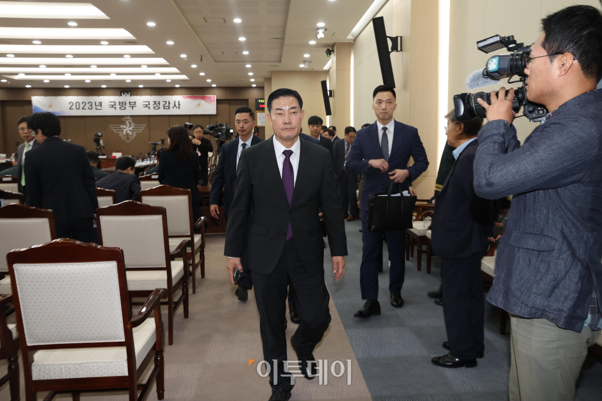 ▲신원식 국방부 장관이 10일 서울 용산구 국방부 청사에서 열린 국방위원회의 국방부 등에 대한 국정감사가 파행되자 국정감사장을 나서고 있다. 이날 국정감사는 더불어민주당 의원석에 ‘부적격 신원식 국방부 장관 임명 철회하라!’ 피켓이 붙자 이에 항의한 국민의힘 의원들이 불참해 오전 국정감사가 시작되지 못했다. 국회사진취재단