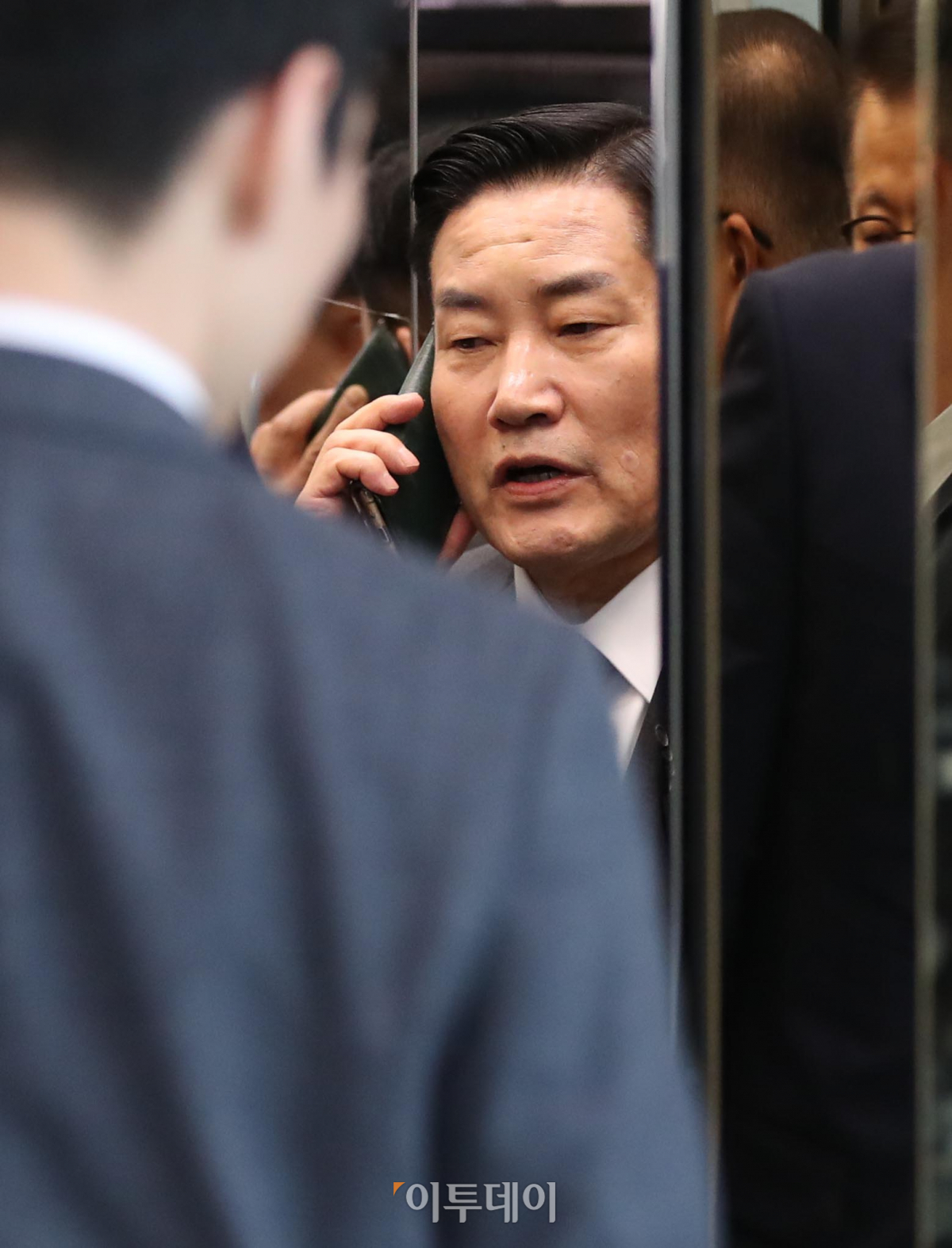 ▲신원식 국방부 장관이 10일 오전 서울 용산구 국방부 청사에서 열린 국방위원회의 국방부 등에 대한 국정감사가 파행되자 대기실로 향하며 통화를 하고 있다. 이날 국정감사는 더불어민주당 의원석에 ‘부적격 신원식 국방부 장관 임명 철회하라!’ 피켓이 붙자 이에 항의한 국민의힘 의원들이 불참해 오전 국정감사가 시작되지 못했다. 국회사진취재단