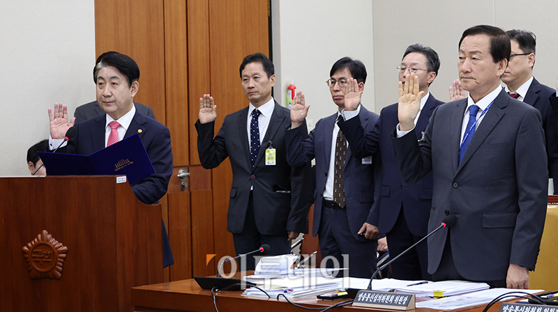 ▲이동관(왼쪽) 방송통신위원장과 류희림(오른쪽) 방송통신심의위원장이 10일 서울 여의도 국회에서 열린 과학기술정보방송통신위원회 국정감사에서 선서를 하고 있다. 고이란 기자 photoeran@