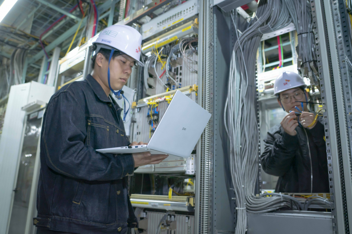 ▲SKT 직원들이 5G 백본에 도입된 400Gbps 급 유선망을 정비하고 있다. 사진제공=SK텔레콤