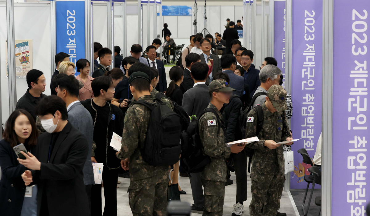 ▲10일 서울 서초구 aT센터에서 열린 ‘2023 제대군인 취업박람회’에 행사장이 구직자들로 붐비고 있다. 기업채용관 100개와 취업지원관 6개, 제대군인정책홍보관 등으로 꾸려진 이날 행사엔 구직자와 기업 간 1 대 1 현장면접을 비롯해 채용 상담, 현직자 멘토링, 자기소개서 상담, 가상현실(VR) 면접 체험 등의 프로그램이 진행됐다. 신태현 기자 holjjak@