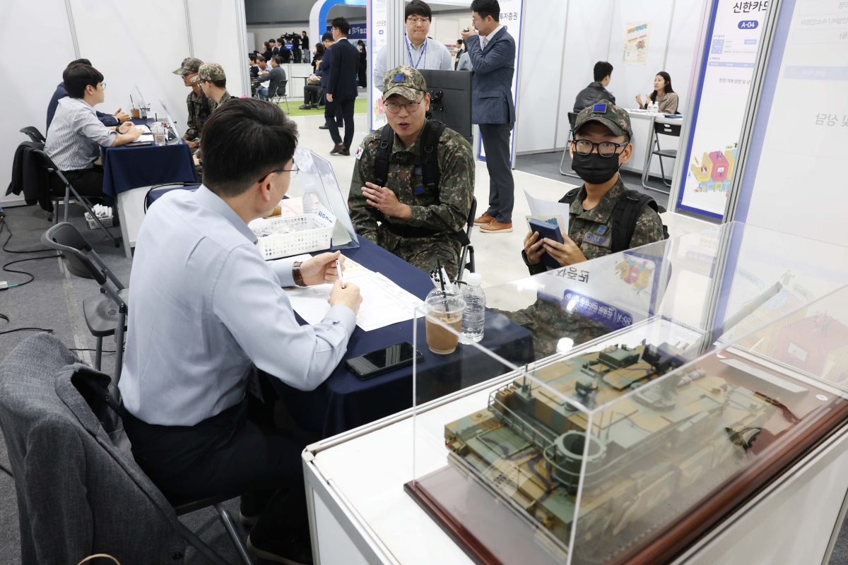 ▲10일 서울 서초구 aT센터에서 열린 ‘2023 제대군인 취업박람회’에서 구직자들이 취업상담을 받고 있다. 기업채용관 100개와 취업지원관 6개, 제대군인정책홍보관 등으로 꾸려진 이날 행사엔 구직자와 기업 간 1 대 1 현장면접을 비롯해 채용 상담, 현직자 멘토링, 자기소개서 상담, 가상현실(VR) 면접 체험 등의 프로그램이 진행됐다. 신태현 기자 holjjak@