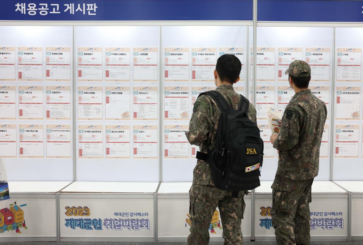 ▲10일 서울 서초구 aT센터에서 열린 ‘2023 제대군인 취업박람회’에서 구직자들이 채용공고게시판을 살펴보고 있다. 기업채용관 100개와 취업지원관 6개, 제대군인정책홍보관 등으로 꾸려진 이날 행사엔 구직자와 기업 간 1 대 1 현장면접을 비롯해 채용 상담, 현직자 멘토링, 자기소개서 상담, 가상현실(VR) 면접 체험 등의 프로그램이 진행됐다. 신태현 기자 holjjak@