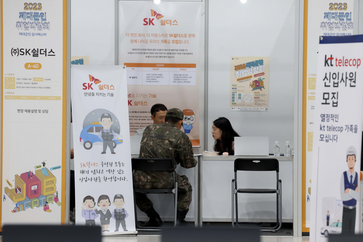 ▲10일 서울 서초구 aT센터에서 열린 ‘2023 제대군인 취업박람회’에서 구직자들이 취업상담을 받고 있다. 기업채용관 100개와 취업지원관 6개, 제대군인정책홍보관 등으로 꾸려진 이날 행사엔 구직자와 기업 간 1 대 1 현장면접을 비롯해 채용 상담, 현직자 멘토링, 자기소개서 상담, 가상현실(VR) 면접 체험 등의 프로그램이 진행됐다. 신태현 기자 holjjak@