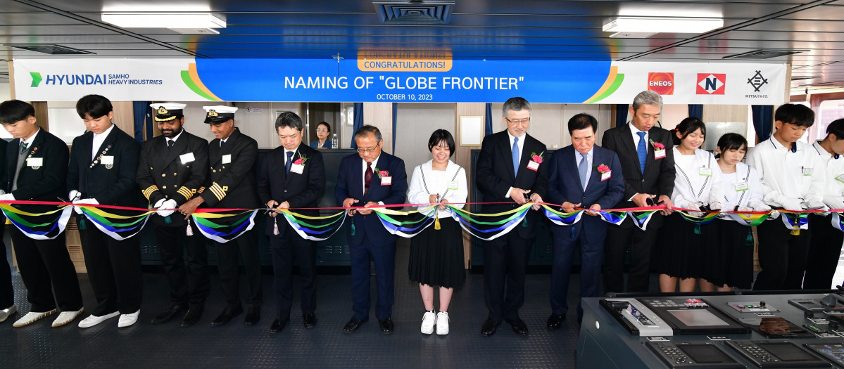 ▲10일 한일 고교생들이 참석한 가운데 열린 ‘글로브 프론티어호’ 명명식에서 참석자들이 새 선박의 탄생을 축하하며 테이프 커팅을 하고 있다. (사진제공=현대삼호중공업)