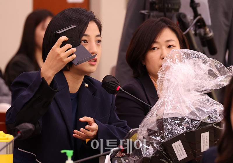 ▲류호정 정의당 의원이 10일 서울 여의도 국회에서 열린 문화체육관광위원회 국정감사에서 USB로 제출된 자료를 들어 보이며 자료제출 방식 변화의 필요성에 대해 말하고 있다. 고이란 기자 photoeran@