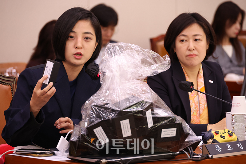 ▲류호정 정의당 의원이 10일 서울 여의도 국회에서 열린 문화체육관광위원회 국정감사에서 USB로 제출된 자료를 들어 보이며 자료제출 방식 변화의 필요성에 대해 말하고 있다. 고이란 기자 photoeran@