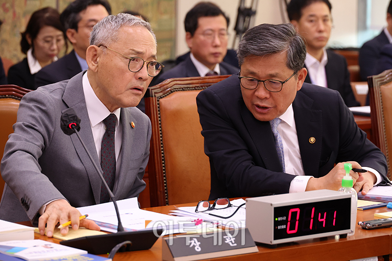 ▲유인촌(왼쪽) 문화체육관광부 장관과 전병극 1차관이 10일 서울 여의도 국회에서 열린 문화체육관광위원회 국정감사에서 대화하고 있다. 고이란 기자 photoeran@