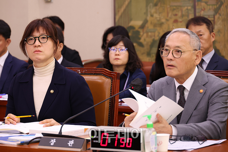 ▲유인촌(오른쪽) 문화체육관광부 장관과 장미란 2차관이 10일 서울 여의도 국회에서 열린 문화체육관광위원회 국정감사에 참석하고 있다. 고이란 기자 photoeran@