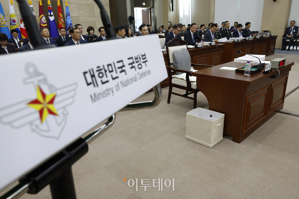 ▲2023 국정감사 첫 날인 10일 오후 서울 용산구 국방부 청사에서 열린 국회 국방위원회 국정감사에서 신원식 국방부 장관의 자리가 비어 있다. 이날 오후 국정감사도 오전에 이어 국민의힘 의원들의 불참으로 국정감사가 시작되지 못하고 있다. 조현호 기자 hyunho@