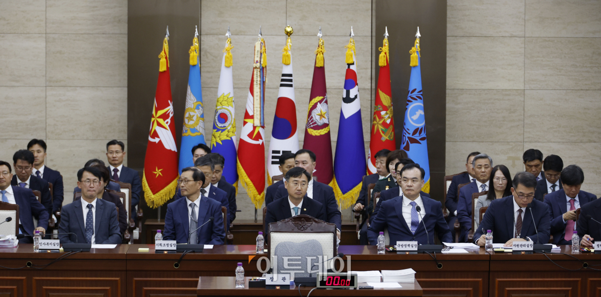 ▲2023 국정감사 첫 날인 10일 오후 서울 용산구 국방부 청사에서 열린 국회 국방위원회 국정감사에서 신원식 국방부 장관의 자리가 비어 있다. 이날 오후 국정감사도 오전에 이어 국민의힘 의원들의 불참으로 국정감사가 시작되지 못하고 있다. 조현호 기자 hyunho@