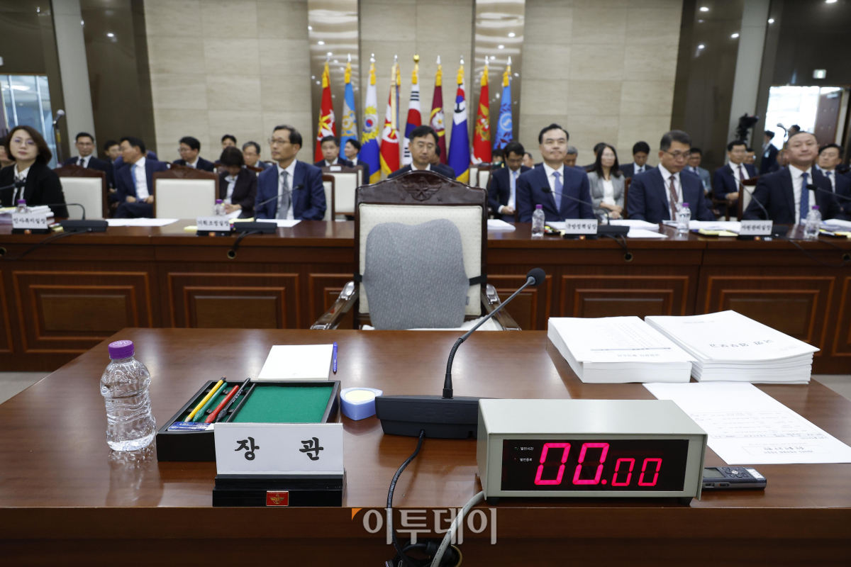▲2023 국정감사 첫 날인 10일 오후 서울 용산구 국방부 청사에서 열린 국회 국방위원회 국정감사에서 신원식 국방부 장관의 자리가 비어 있다. 이날 오후 국정감사도 오전에 이어 국민의힘 의원들의 불참으로 국정감사가 시작되지 못하고 있다. 조현호 기자 hyunho@