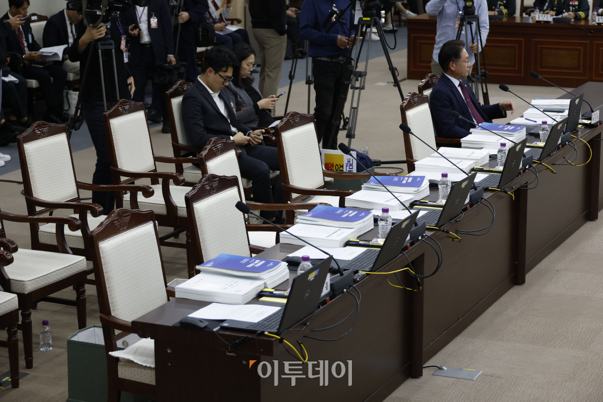 ▲2023 국정감사 첫 날인 10일 오후 서울 용산구 국방부 청사에서 열린 국회 국방위원회 국정감사가 오전에 이어 국민의힘 의원들의 불참으로 국정감사가 시작되지 못하고 있다. 오후 국정감사에는 신원식 국방부 장관도 참석하지 않았다.  조현호 기자 hyunho@