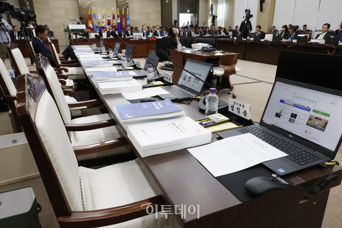 ▲2023 국정감사 첫 날인 10일 오후 서울 용산구 국방부 청사에서 열린 국회 국방위원회 국정감사가 오전에 이어 국민의힘 의원들의 불참으로 국정감사가 시작되지 못하고 있다. 오후 국정감사에는 신원식 국방부 장관도 참석하지 않았다. 조현호 기자 hyunho@