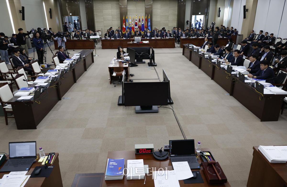 ▲2023 국정감사 첫 날인 10일 오후 서울 용산구 국방부 청사에서 열린 국회 국방위원회 국정감사가 오전에 이어 국민의힘 의원들의 불참으로 국정감사가 시작되지 못하고 있다. 오후 국정감사에는 신원식 국방부 장관도 참석하지 않았다. 조현호 기자 hyunho@