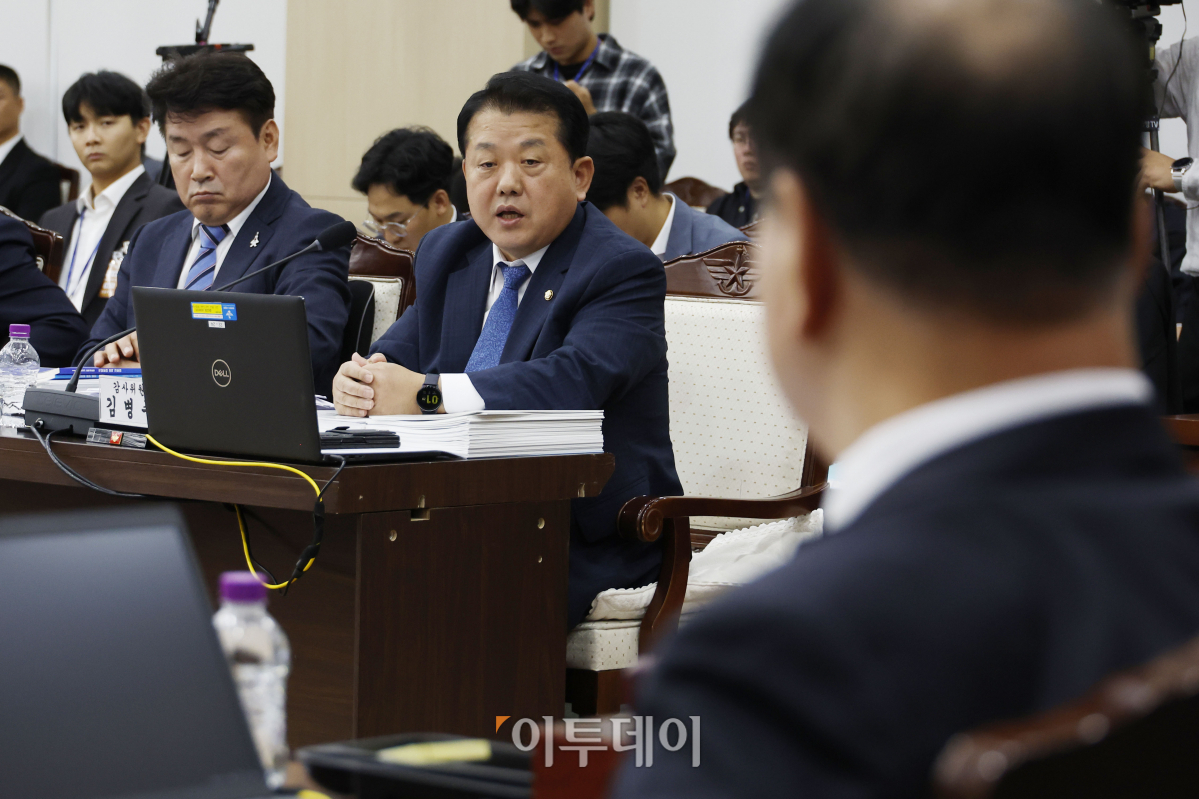 ▲10일 오후 서울 용산구 국방부 청사에서 열린 국회 국방위원회 국정감사가 시작되지 못하자 간사인 더불어민주당 김병주 의원이 한기호 국회 국방위원회 위원장에게 항의하고 있다. 조현호 기자 hyunho@