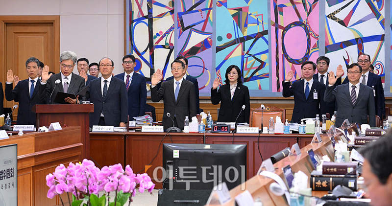 ▲김상환 법원행정처장을 비롯한 참석자들이 10일 서울 서초동 대법원에서 열린 국회 법제사법위원회 대법원 및 법원행정처 등 산하기관에 대한 국정감사에서 선서를 하고 있다. 국회사진취재단