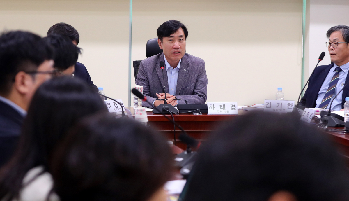 ▲[서울=뉴시스] 추상철 기자 = 하태경 국민의힘 의원이 25일 오전 서울 여의도 국회에서 열린 '문재인 정부 국가 통계 조작 사태, 통계 조작 수법과 정상화 방안' 토론회에서 발언하고 있다. 2023.09.25. scchoo@newsis.com