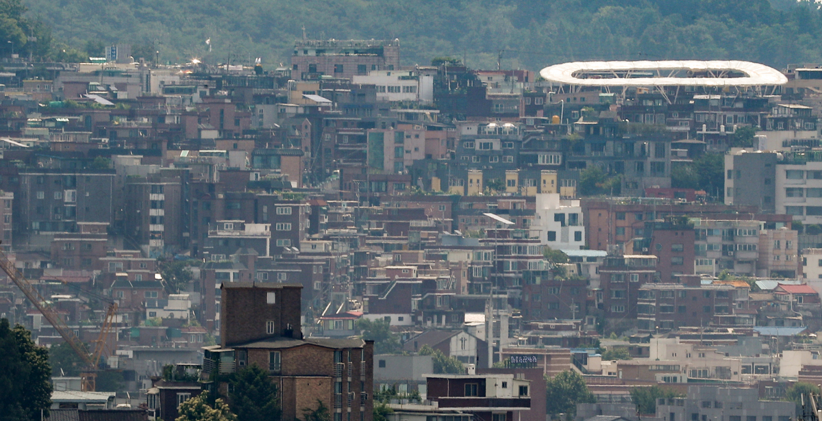 ▲전세사기와 깡통전세 등의 영향으로 빌라(연립·다세대 주택)에 대한 기피현상이 확산하면서 거래 비중이 역대 최저 수준을 기록했다. 사진은 서울 용산구 빌라촌. 2023.07.06 (뉴시스)