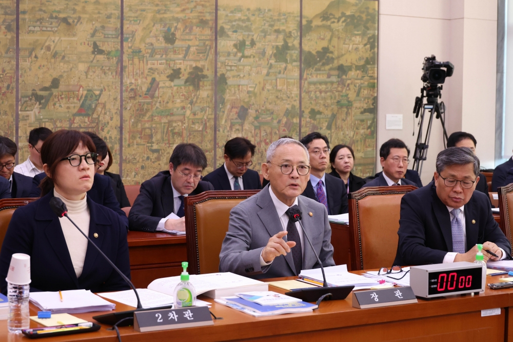 ▲유인촌(가운데) 문화체육관광부 장관이 10일 서울 여의도 국회에서 열린 문화체육관광위원회 국정감사에서 의원 질의에 답하고 있다. 사진 오른쪽 전병극 1차관, 왼쪽 장미란 2차관. 고이란 기자 photoeran@ (이투데이DB)