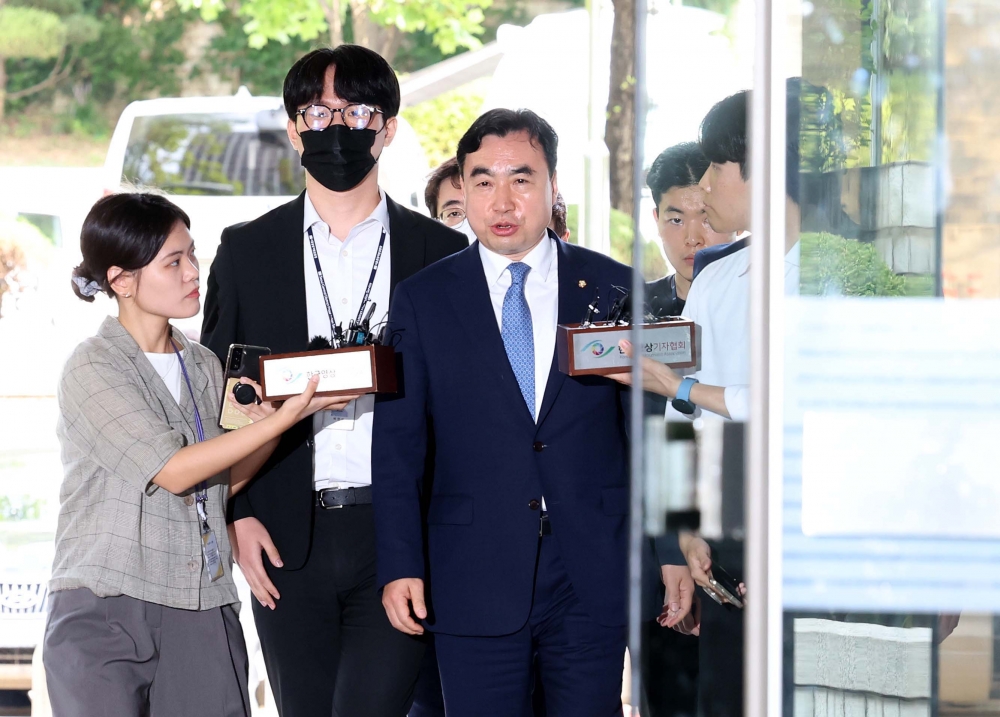 ▲ 더불어민주당 '전당대회 돈봉투 의혹'의 핵심 피의자인 윤관석 무소속 의원이 지난 8월 서울 서초구 서울중앙지방법원에서 열린 구속 전 피의자 심문(영장실질심사)에 출석하고 있다. 신태현 기자 holjjak@ (이투데이 DB)