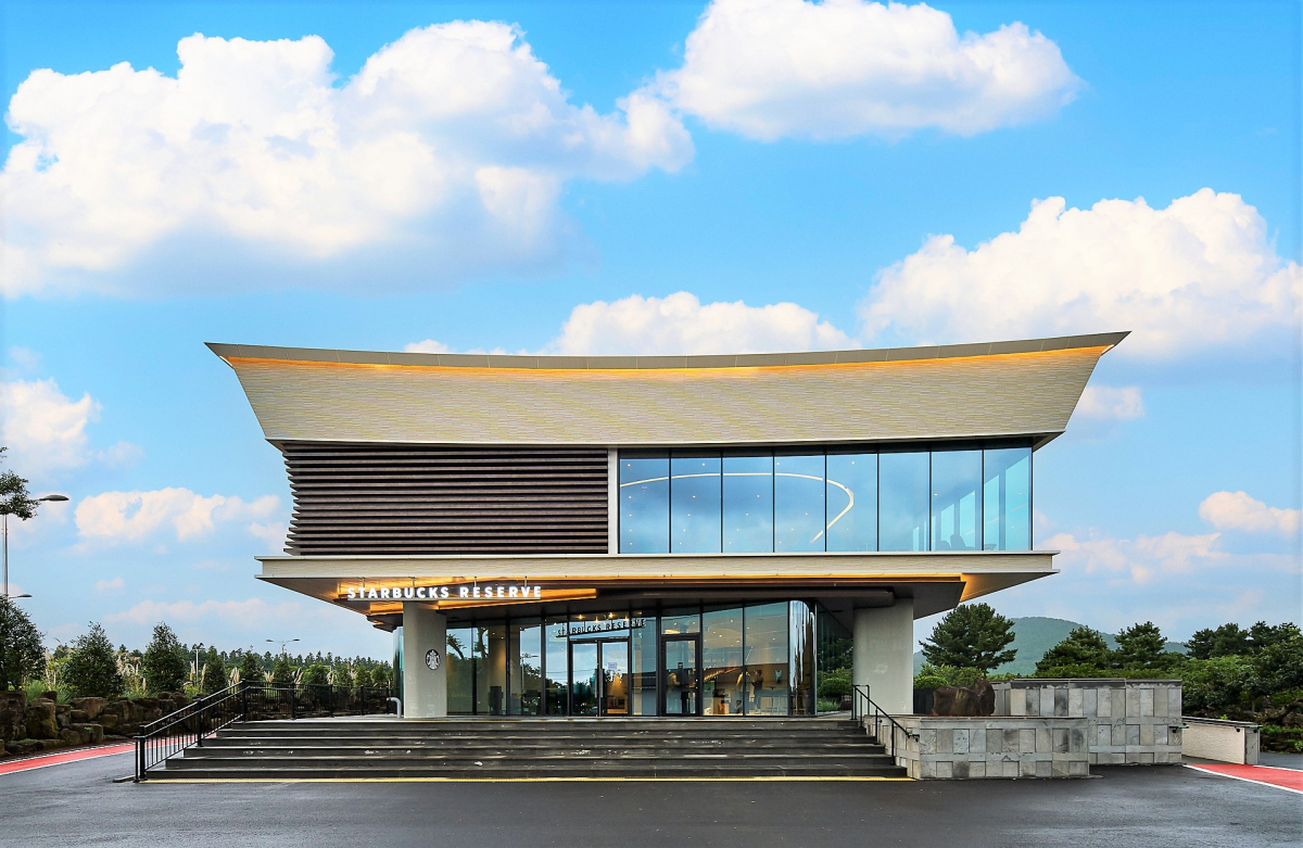 ▲스타벅스 코리아가 제주시 동쪽송당 동화마을에 '더제주송당파크R점' 을 오픈했다. (사진제공=스타벅스)