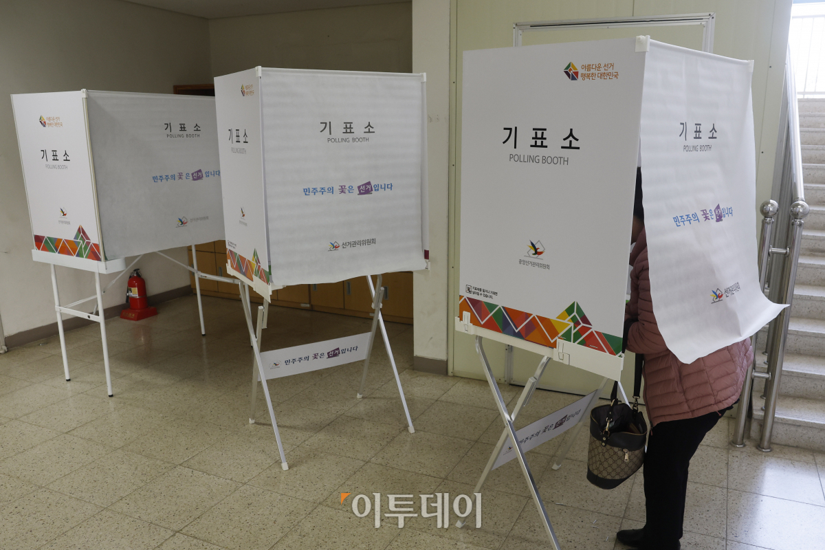 ▲강서구청장 보궐선거 본 투표일인 11일 오전 서울 강서구 양천초등학교에 마련된 가양1동제1투표소에서 유권자가 투표를 하고 있다. 조현호 기자 hyunho@