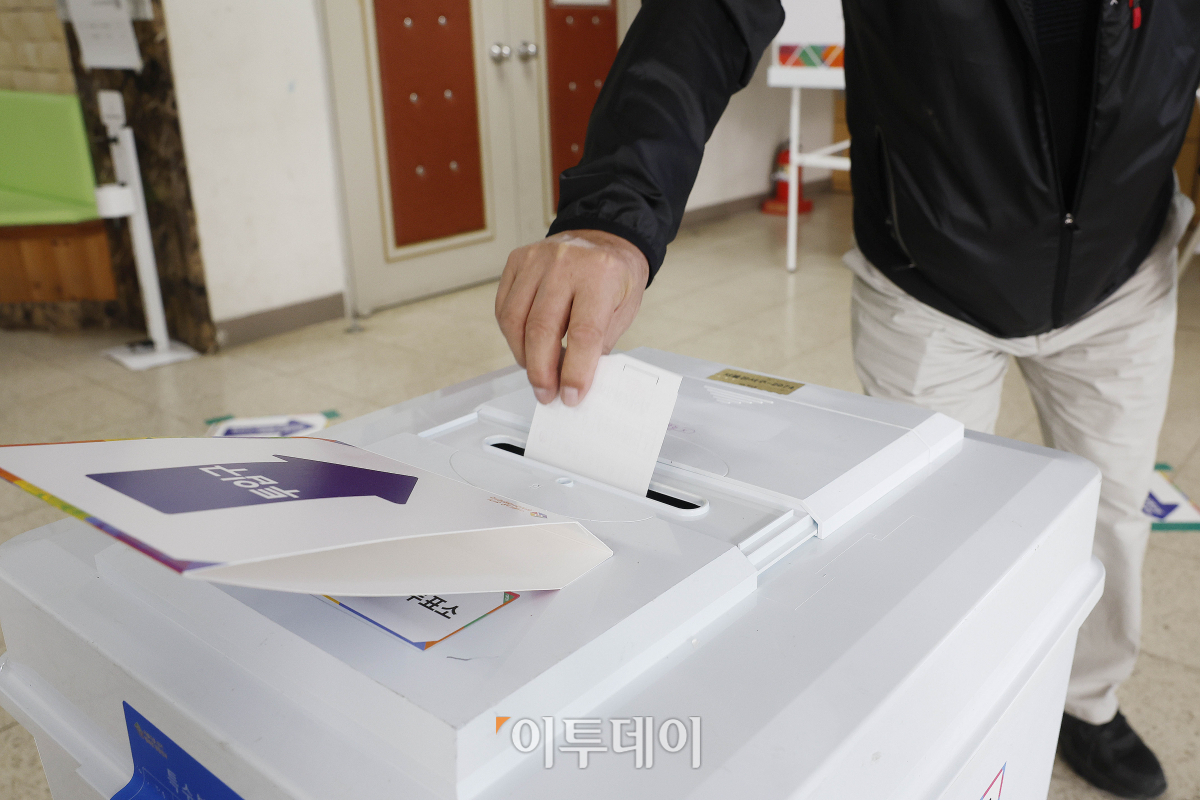 ▲강서구청장 보궐선거 본 투표일인 11일 오전 서울 강서구 양천초등학교에 마련된 가양1동제1투표소에서 유권자가 투표를 하고 있다. 조현호 기자 hyunho@