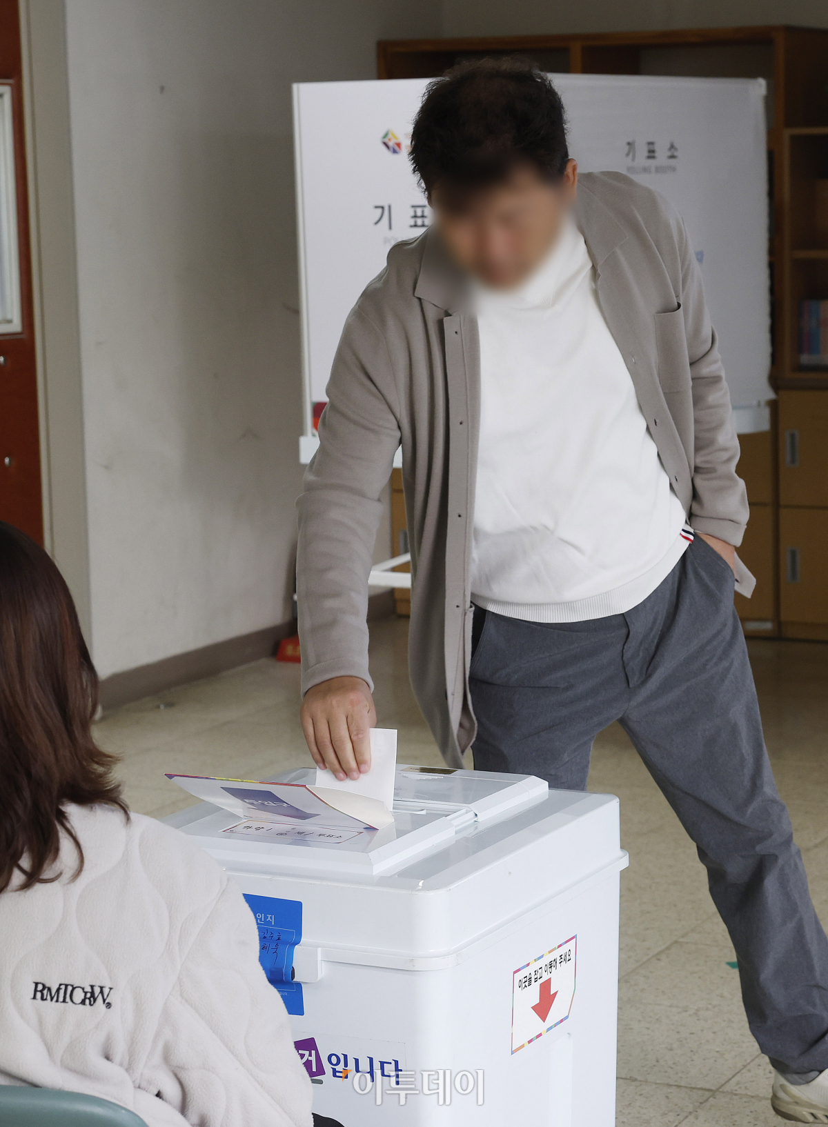 ▲강서구청장 보궐선거 본 투표일인 11일 오전 서울 강서구 양천초등학교에 마련된 가양1동제1투표소에서 유권자가 투표를 하고 있다. 조현호 기자 hyunho@