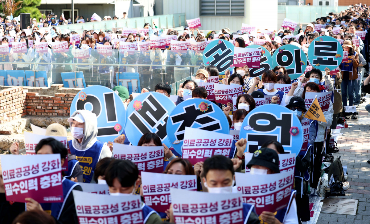 ▲민주노총 공공운수노조 의료연대본부 서울지역지부 서울대병원분회가 11일 서울 종로구 서울대병원에서 인력확충과 임금인상 등을 요구하며 총파업 출정식을 갖고 있다. 신태현 기자 holjjak@