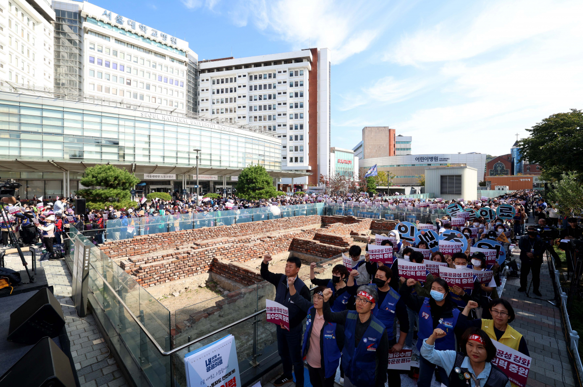 ▲민주노총 공공운수노조 의료연대본부 서울지역지부 서울대병원분회가 11일 서울 종로구 서울대병원에서 인력확충과 임금인상 등을 요구하며 총파업 출정식을 갖고 있다. 신태현 기자 holjjak@