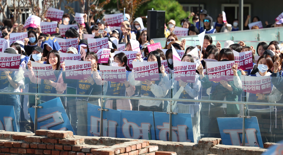 ▲민주노총 공공운수노조 의료연대본부 서울지역지부 서울대병원분회가 11일 서울 종로구 서울대병원에서 인력확충과 임금인상 등을 요구하며 총파업 출정식을 갖고 있다. 신태현 기자 holjjak@