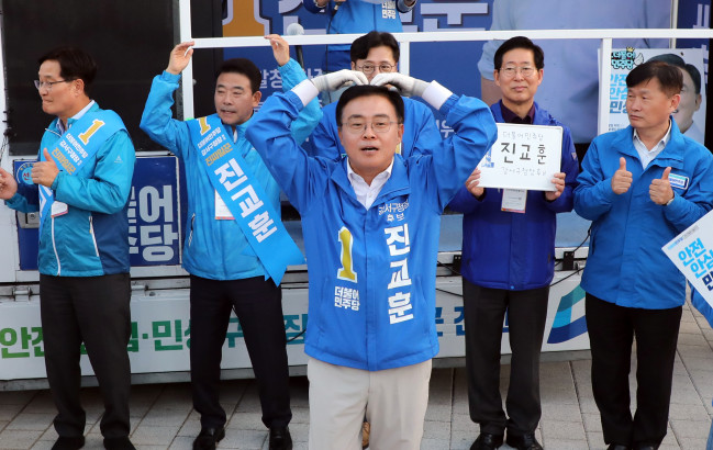 ▲더불어민주당 진교훈 강서구청장 보궐선거 후보가 선거를 하루 앞둔 10일 오후 서울 강서구청 사거리에서 열린 막바지 집중 유세에서 홍익표 원내대표 등 현역 의원들이 대거 참석한 가운데 지지를 호소하고 있다. (연합뉴스)