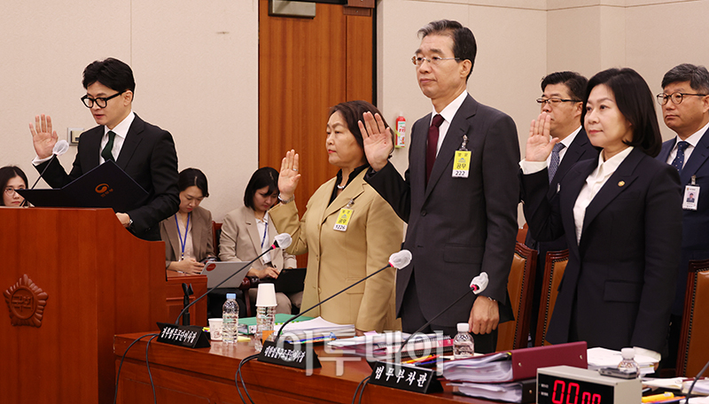 ▲한동훈 법무부 장관이 11일 서울 여의도 국회에서 열린 법제사법위원회 법무부 국정감사에서 의원 질의에 답하고 있다. 고이란 기자 photoeran@