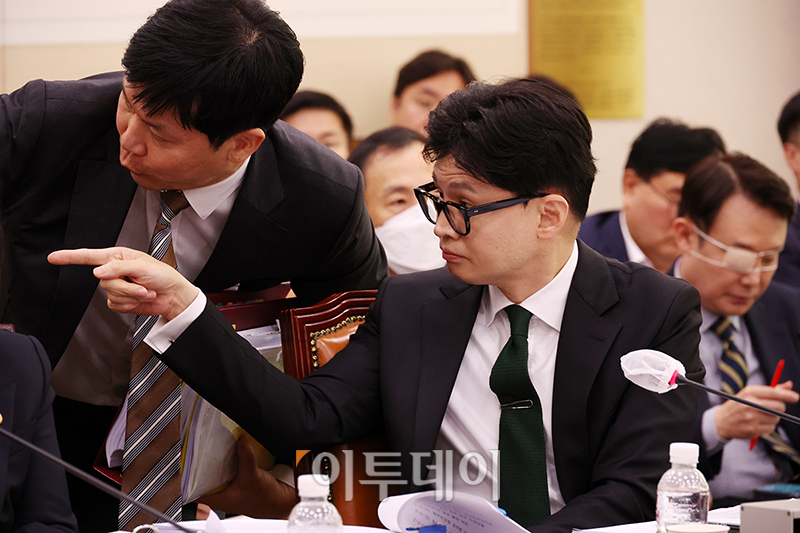 ▲한동훈 법무부 장관이 11일 서울 여의도 국회에서 열린 법제사법위원회 법무부 국정감사에서 관계자와 대화를 하고 있다. 고이란 기자 photoeran@