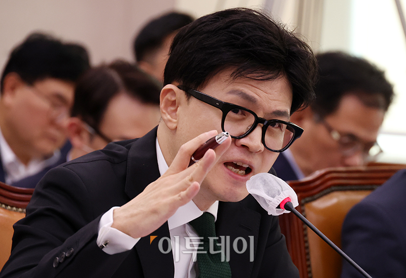 ▲한동훈 법무부 장관이 11일 서울 여의도 국회에서 열린 법제사법위원회 법무부 국정감사에서 의원 질의에 답하고 있다. 고이란 기자 photoeran@