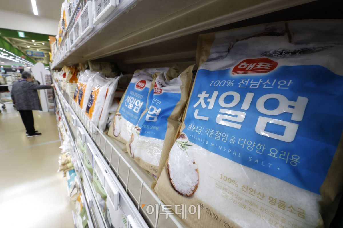 ▲9월 설탕과 소금의 물가 상승률이 1년만에 동시 최고치를 기록했다. 11일 통계청 국가통계포털에 따르면 지난달 설탕의 소비자물가지수(2020년=100)는 141.58로 지난해 동월보다 16.9% 상승했다. 이는 지난해 9월(20.7%) 이후 1년만의 최고치다. 소금의 지난달 소비자물가지수는 167.17로 지난해 142.48보다 17.3% 상승했다. 이는 지난해 8월(20.9%) 이후 13개월 만에 최고치다. 이날 서울 시내의 한 대형마트에 소금 제품이 진열되어 있다. 조현호 기자 hyunho@