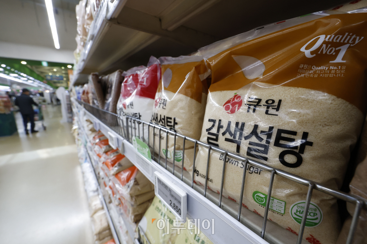 ▲9월 설탕과 소금의 물가 상승률이 1년만에 동시 최고치를 기록했다. 11일 통계청 국가통계포털에 따르면 지난달 설탕의 소비자물가지수(2020년=100)는 141.58로 지난해 동월보다 16.9% 상승했다. 이는 지난해 9월(20.7%) 이후 1년만의 최고치다. 소금의 지난달 소비자물가지수는 167.17로 지난해 142.48보다 17.3% 상승했다. 이는 지난해 8월(20.9%) 이후 13개월 만에 최고치다.  이날 서울 시내의 한 대형마트에 설탕 제품이 진열되어 있다. 조현호 기자 hyunho@