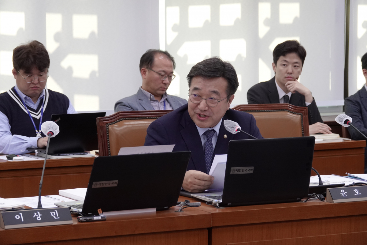 ▲김영호 통일부 장관 취임 이후 남북교류협력 관련 조직·예산 대폭 축소, 북한 인권·정보 분석 관련 조직과 예산은 대폭 늘어난 데 대해 국회 외교통일위원회 소속 윤호중 더불어민주당 의원은 11일 '통일부가 결국 폐지되는 수순'이라고 우려를 제기했다. 윤석열 대통령이 통일부를 '대북지원부'로 규정한 점도 폐지 우려 원인으로 지목했다. (윤호중 의원실)