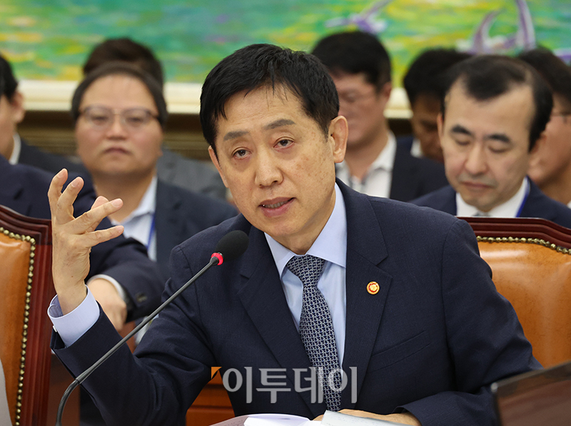 ▲김주현 금융위원장이 11일 서울 여의도 국회에서 열린  정무위원회 국정감사에서 의원 질의에 답하고 있다. 고이란 기자 photoeran@
