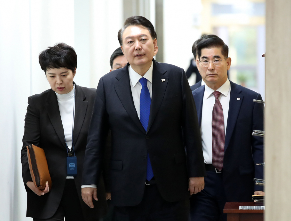 ▲윤석열 대통령이 11일 서울 용산 대통령실 청사에서 열린 긴급 경제·안보 점검회의에 입장하고 있다. 2023.10.11 [대통령실통신사진기자단] (연합뉴스)