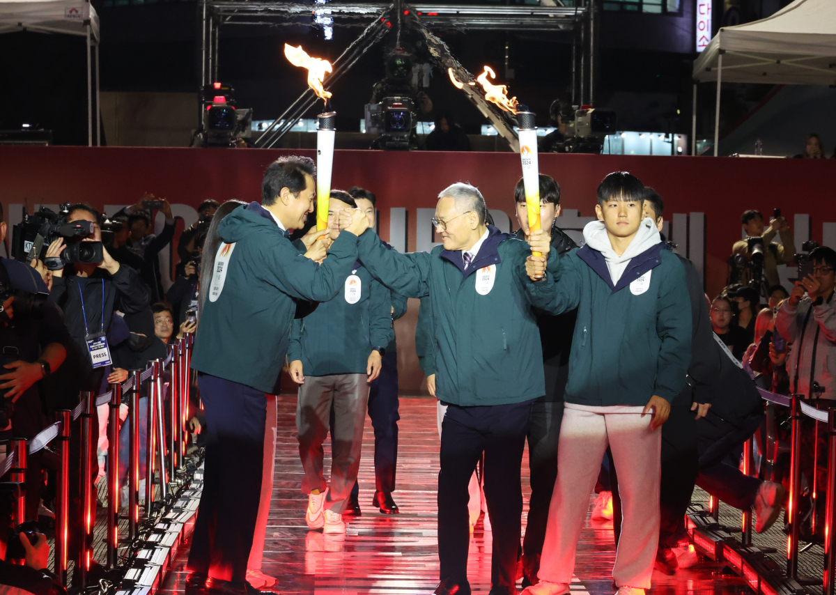 ▲11일 밤 서울광장에서 열린 2024강원동계청소년올림픽대회 D-100 기념행사에서 오세훈 서울시장이 유인촌 문화체육관광부 장관에게 성화를 전달하고 있다. (연합뉴스)